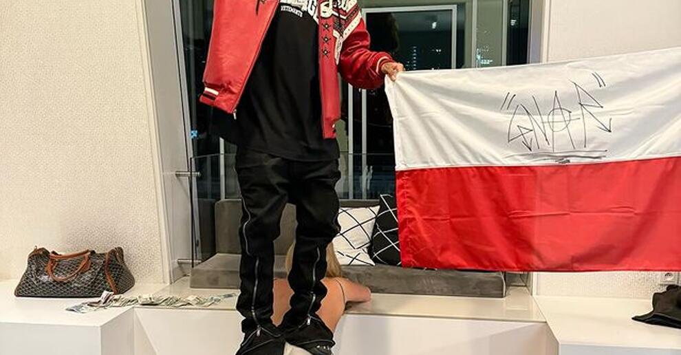Raper Lil Gnar stoi na dziewczynie z polską flagą w ręku 